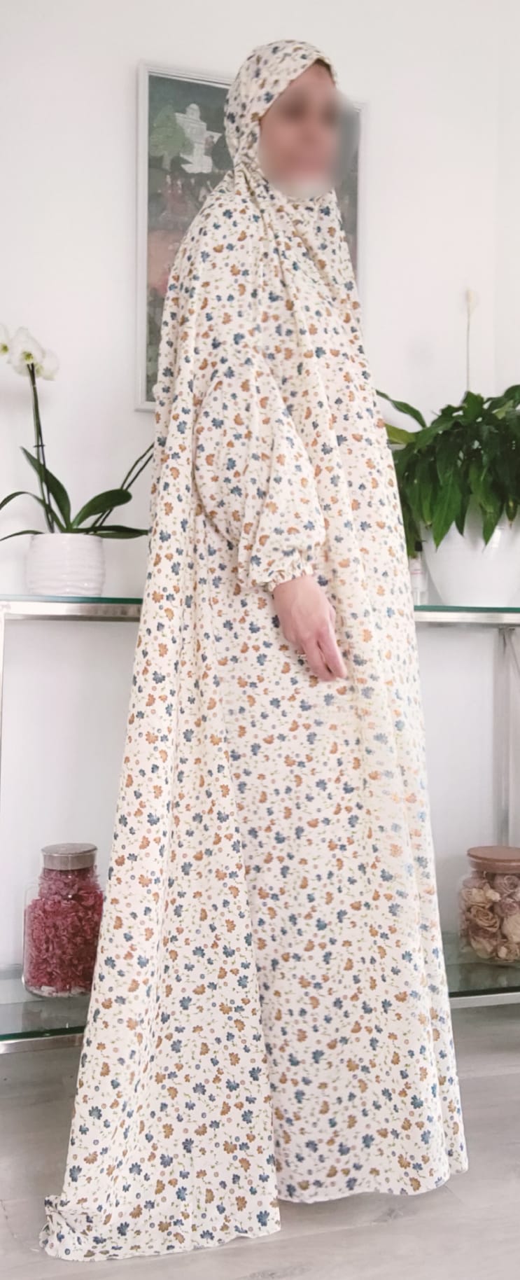 Abaya Rawda – Abaya de prière fleurie beige et bleu en coton léger