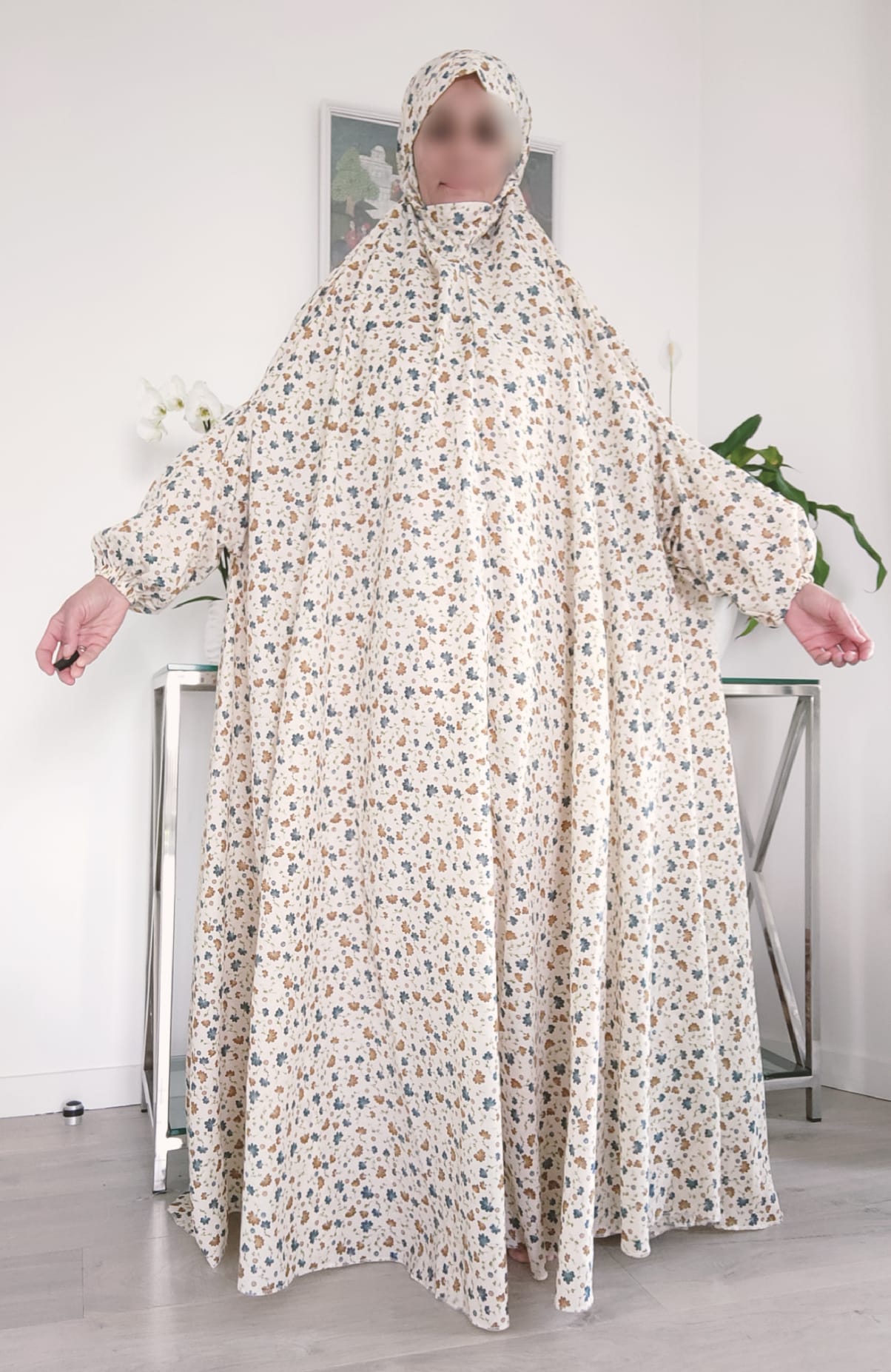 Abaya Rawda – Abaya de prière fleurie beige et bleu en coton léger
