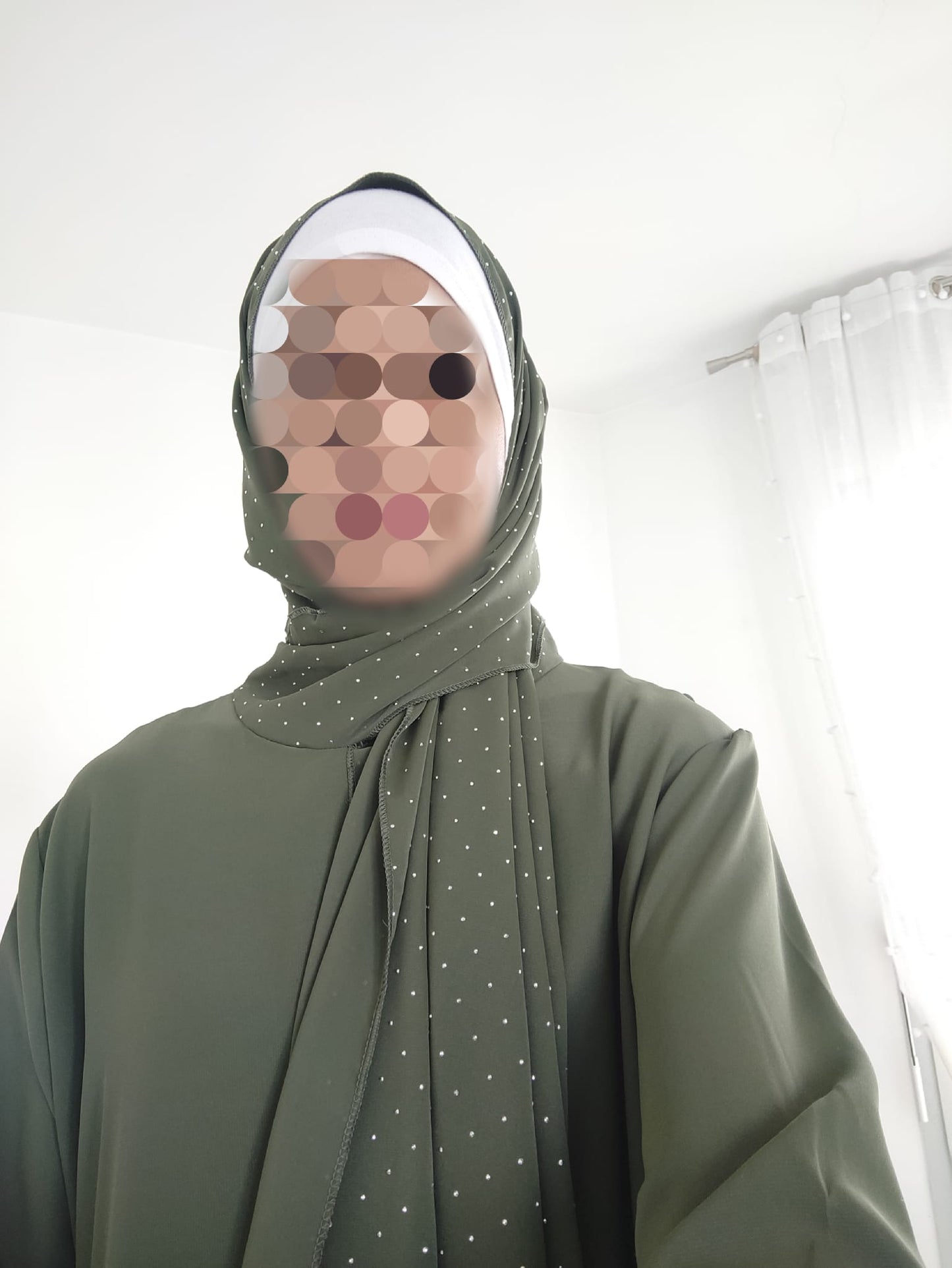 Abaya voile intégré et strass – Élégante, pratique et raffinée