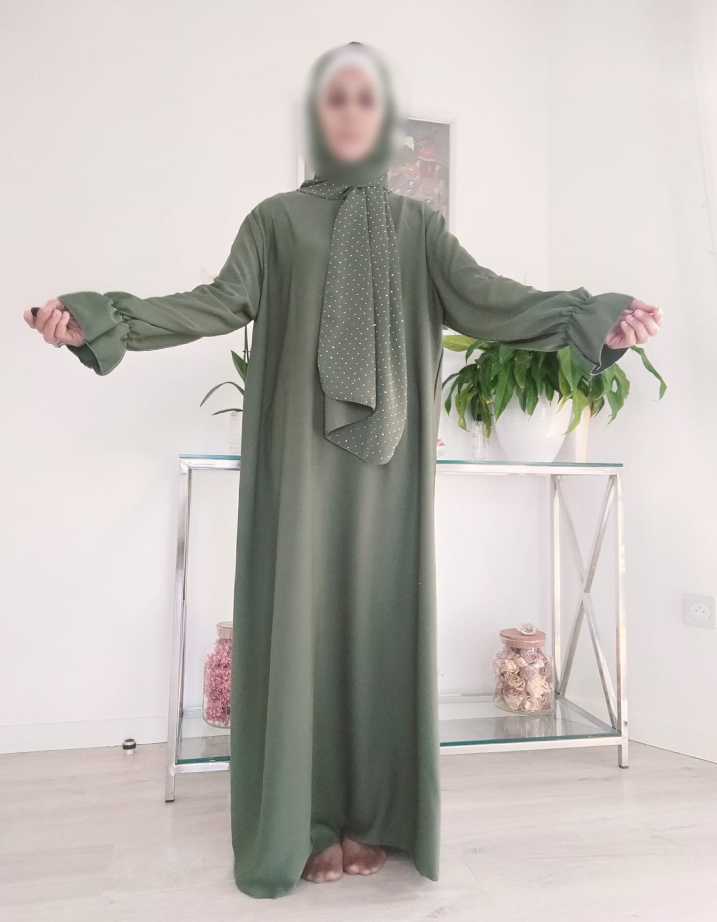 Abaya voile intégré et strass – Élégante, pratique et raffinée