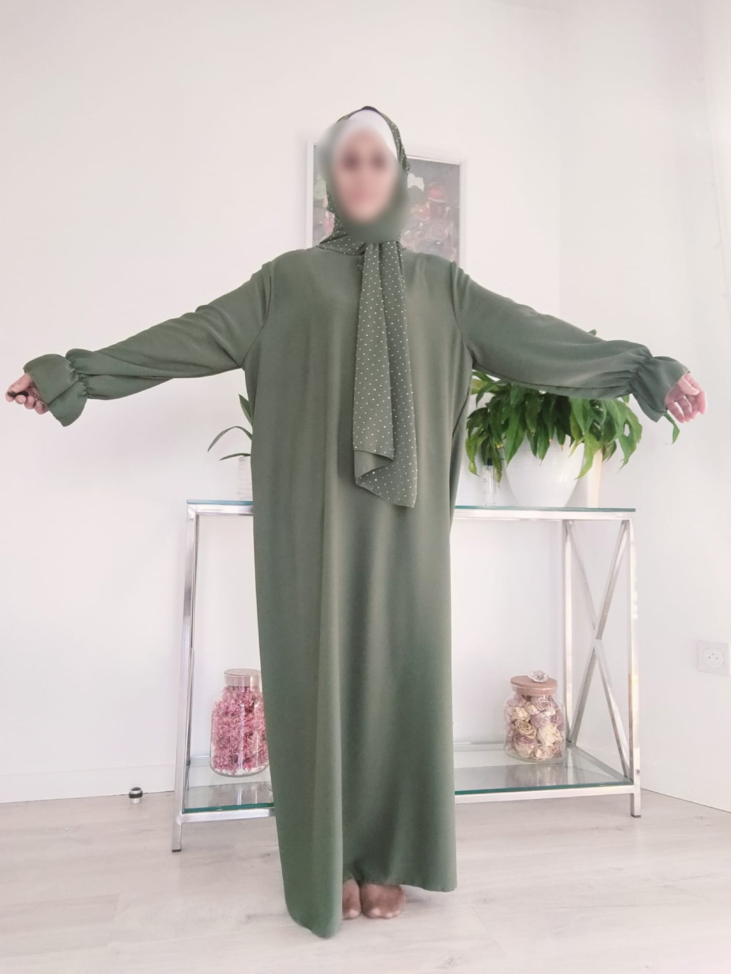 Abaya voile intégré et strass – Élégante, pratique et raffinée