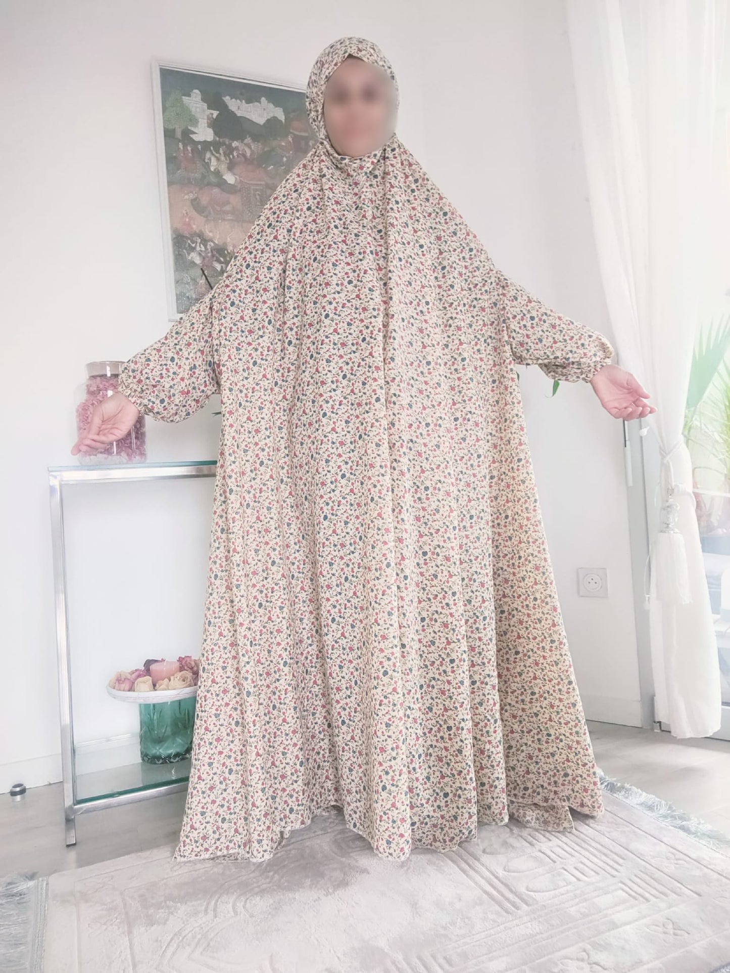 Abaya Rawda – Abaya de prière beige rose et bleu fleurie